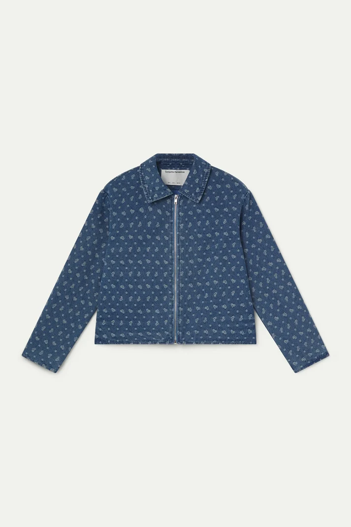 Chaqueta vaquera azul con estampado de corazones - Imagen 3