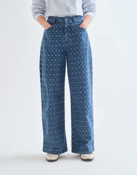 Pantalón vaquero con estampado de corazones