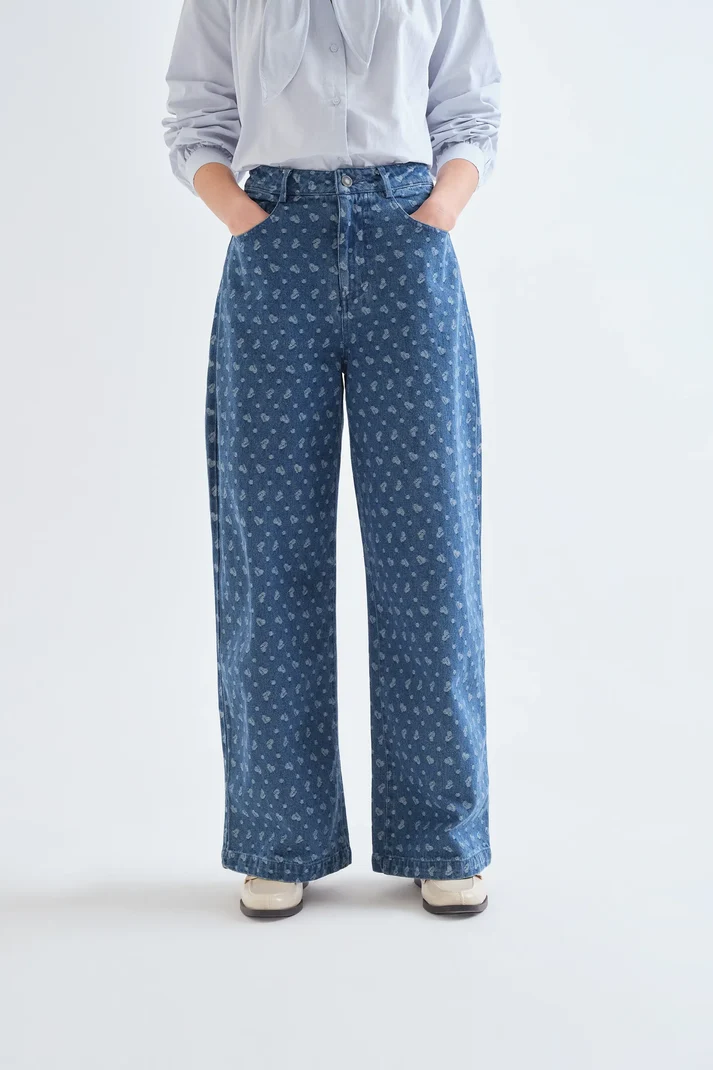Pantalón vaquero con estampado de corazones