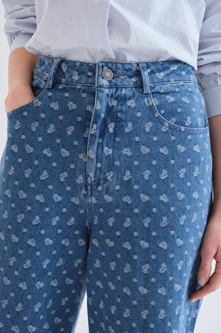 Pantalón vaquero con estampado de corazones - Imagen 2