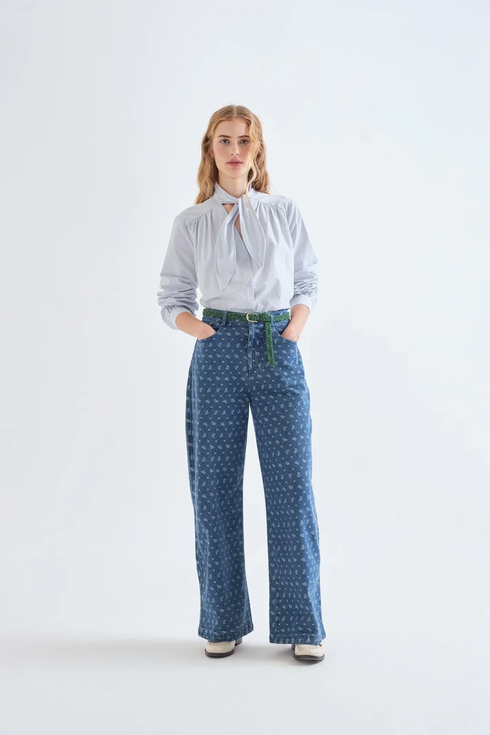 Pantalón vaquero con estampado de corazones - Imagen 4