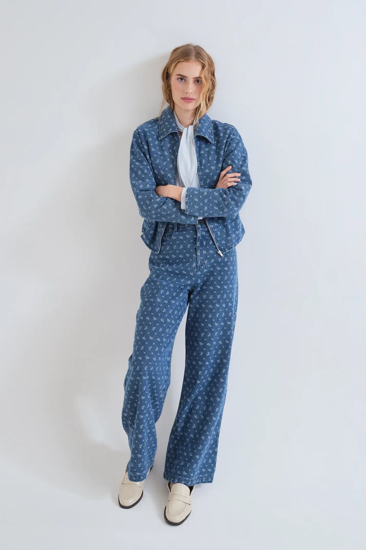 Pantalón vaquero con estampado de corazones - Imagen 5