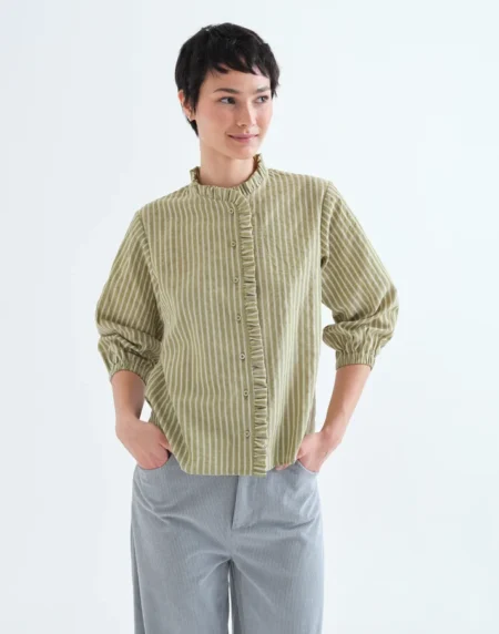 Camisa de rayas verde claro con detalle de volantes