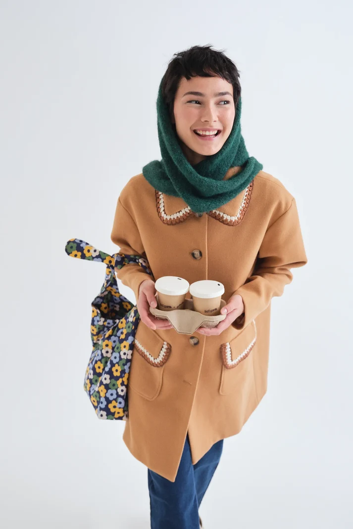 Abrigo camel con detalles bordados - Imagen 3