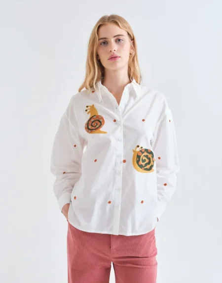 Camisa 100% algodón con bordado de caracoles