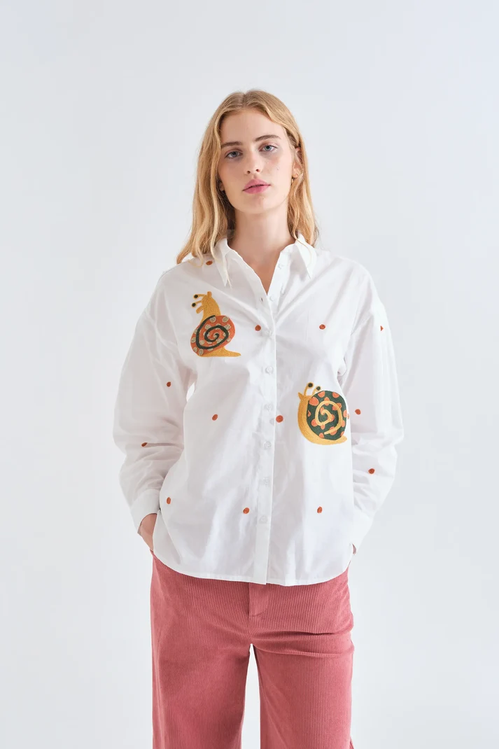 Camisa 100% algodón con bordado de caracoles