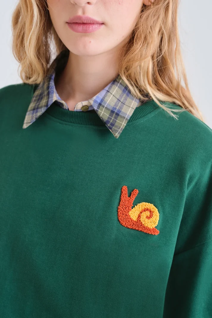 Sudadera 100% algodón verde con parche de caracol - Imagen 2
