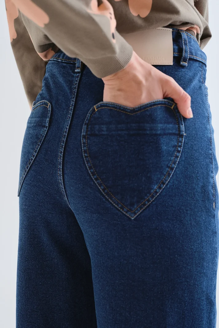 Pantalón vaquero azul marino con bolsillos de corazones - Imagen 2