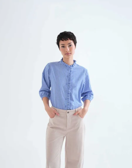 Camisa de rayas azul con detalle de volantes