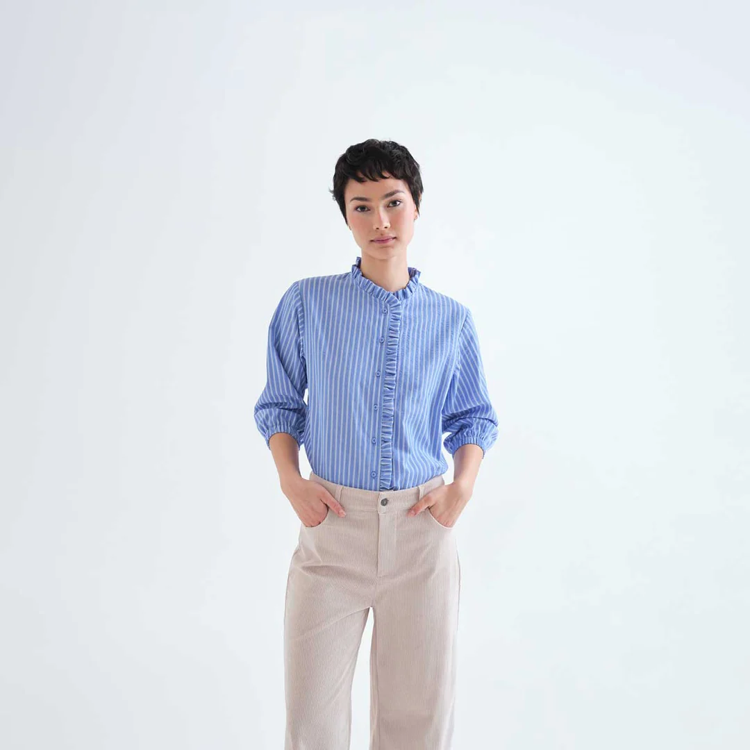 Camisa de rayas azul con detalle de volantes