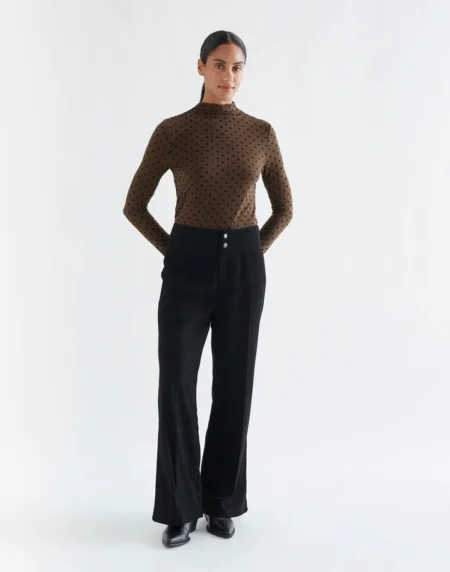 Camiseta básica marrón con mini lunares negros