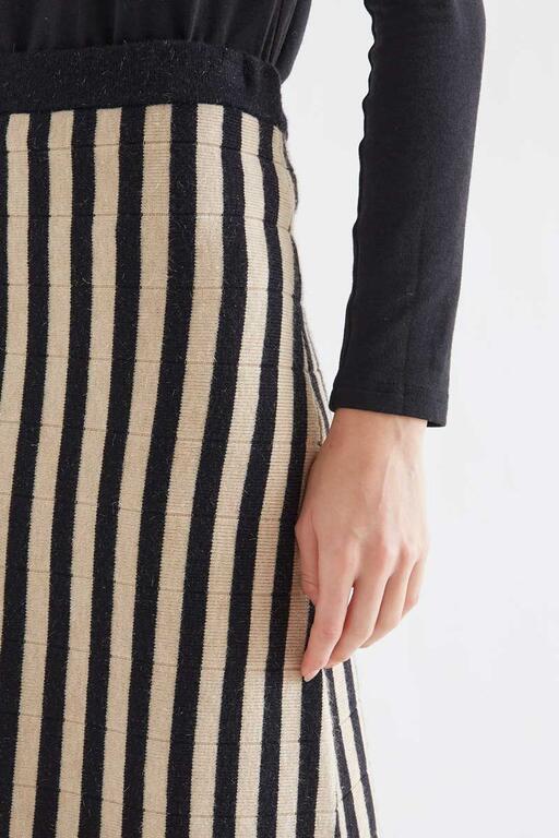 Falda midi con estampado de rayas negro y beige - Imagen 2